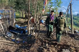 Hàng ngàn người tìm cách rời khỏi Myanmar vì sợ bắt lính