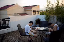 Trung Quốc giới hạn thời gian sử dụng điện thoại của người dưới 18 tuổi