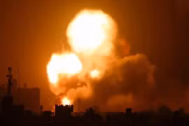 Căng thẳng leo thang khi Israel không kích Dải Gaza