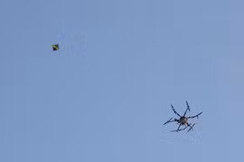 Nông dân Ấn Độ biểu tình dùng diều đối phó với máy bay không người lái xịt hơi cay