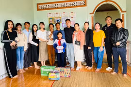 Trao 24,7 triệu đồng cho nữ sinh mắc bệnh hiểm nghèo ở huyện Đak Đoa