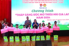 Chương trình “Thắp sáng ước mơ thiếu nhi Gia Lai” tại xã Ia Lang