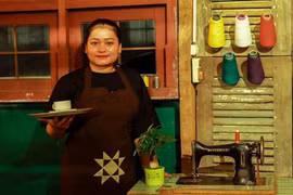 Sinh viên tất bật làm thêm dịp Tết Nguyên đán