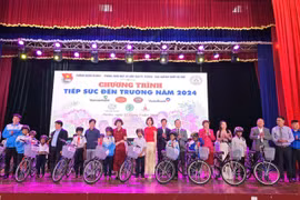 Trao 173 suất học bổng, 20 xe đạp cho học sinh vượt khó học giỏi ở TP. Pleiku