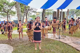 Pleiku: Hơn 200 thanh thiếu nhi tham gia liên hoan cồng chiêng và hát dân ca