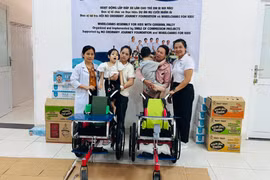 Gia Lai: Tặng 15 xe lăn cho trẻ em bị bại não 