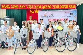 Nhóm cựu cán bộ Đoàn cơ sở TP. Pleiku tặng quà thiếu nhi xã Diên Phú