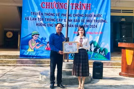 Tỉnh Đoàn Gia Lai tặng bằng khen cho cô giáo giàu lòng nhân ái ở huyện Kông Chro