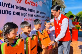 Hội Chữ thập đỏ tỉnh Gia Lai tặng 250 phao bơi cho học sinh huyện Chư Păh