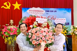 Báo Gia Lai thăm, chúc mừng các đơn vị y tế nhân ngày Thầy thuốc Việt Nam