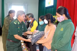 Pleiku: Tặng 180 suất quà cho người dân, học sinh xã Gào và Chư Á