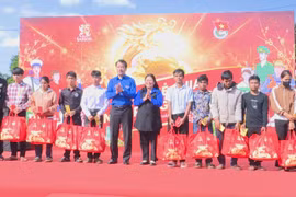 Tặng 350 suất quà cho thanh niên công nhân, người lao động xã Ia Chía