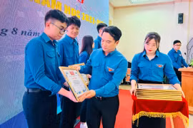 Tặng bằng khen 38 tập thể, cá nhân có thành tích xuất sắc trong công tác Đoàn khối trường học