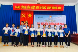 Tặng gần 3.000 quyển vở cho học sinh xã Ia Dreng 