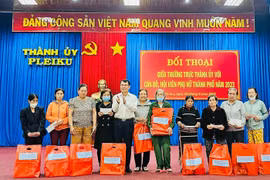 Thường trực Thành ủy Pleiku đối thoại với cán bộ, hội viên phụ nữ