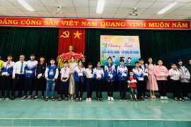 Tặng 23 suất học bổng cho thiếu nhi khó khăn ở phường Yên Đỗ