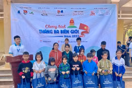 Chương trình “Tháng ba biên giới” tặng nhiều phần quà tại xã Ia Pnôn