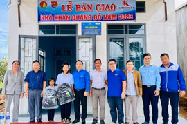 Bàn giao nhà “Khăn quàng đỏ” cho thiếu nhi khó khăn ở xã Chư Á