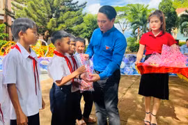 Trao 340 phần quà Trung thu cho học sinh Trường Tiểu học-THCS Ia Mơ Nông 