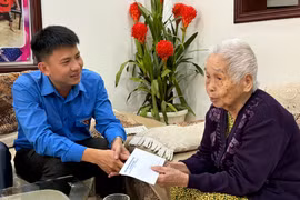 Thành Đoàn Pleiku thăm, tặng quà các Mẹ Việt Nam Anh hùng