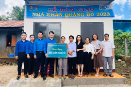 Bàn giao nhà “Khăn quàng đỏ” cho em Ksor Bik