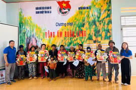 Tặng quà, khám bệnh miễn phí cho người dân xã Bờ Ngoong