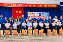 Cựu cán bộ Đoàn TP. Pleiku tặng hơn 100 suất quà cho học sinh Trường Tiểu học Anh hùng Núp