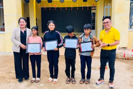Tặng quà Trung thu cho 256 thiếu nhi làng Châm Anel và làng Ngol Tảl
