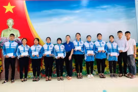 Huyện Đoàn Chư Păh tặng quà học sinh có hoàn cảnh khó khăn trước kỳ thi tốt nghiệp THPT