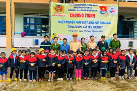 Tặng 560 phần quà cho học sinh ở xã Đak Pling