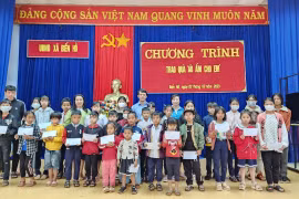 Tặng quà trẻ em có hoàn cảnh khó khăn ở xã Biển Hồ