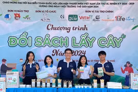 Nhóm từ thiện Fly To Sky triển khai chương trình “Đổi sách lấy cây”