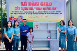 Bàn giao nhà “Khăn quàng đỏ” cho thiếu nhi ở xã Gào