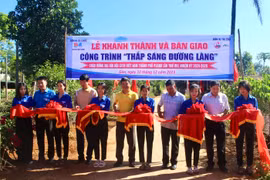 Bàn giao công trình “Thắp sáng đường làng” tại xã Gào