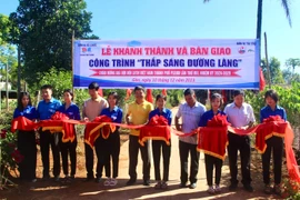 Bàn giao công trình “Thắp sáng đường làng” tại xã Gào