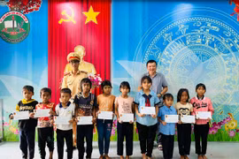 Chi Đoàn Báo Gia Lai “tiếp sức” học sinh Trường Tiểu học Bùi Thị Xuân