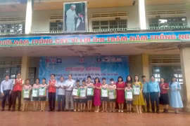 Hội Chữ thập đỏ tỉnh Gia Lai tặng 250 phao nhựa tập bơi cho học sinh huyện Chư Sê