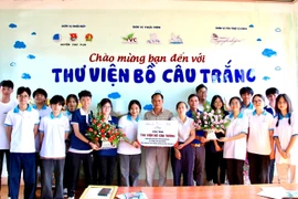 Trao tặng công trình “Thư viện Bồ câu trắng” cho Trường THCS Nguyễn Huệ