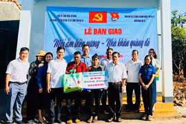 Bàn giao “Mái ấm biên cương-Nhà khăn quàng đỏ” cho thiếu nhi ở huyện Đức Cơ