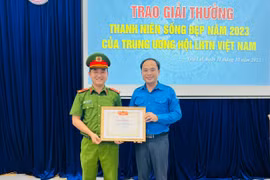 Trao giải thưởng “Thanh niên sống đẹp” cho Trung úy Lê Tuấn Thành