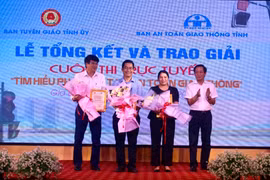 Trao giải cuộc thi trực tuyến “Tìm hiểu pháp luật về an toàn giao thông”