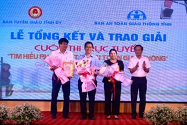 Trao giải cuộc thi trực tuyến “Tìm hiểu pháp luật về an toàn giao thông”