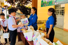 Chiến sĩ tình nguyện “Vì đàn em thân yêu”