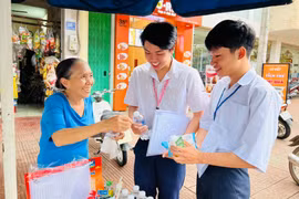 Cụ bà 65 tuổi ở Gia Lai tham gia tiếp sức mùa thi