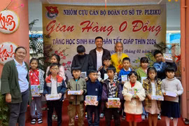 Nhóm cựu cán bộ Đoàn cơ sở TP. Pleiku tặng quà học sinh khó khăn Trường Tiểu học Hoàng Hoa Thám