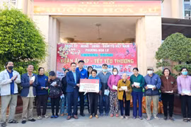 Tặng 342 suất quà Tết cho người dân khó khăn của phường Hoa Lư