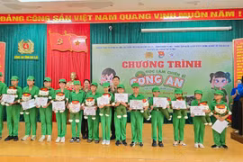 57 thiếu nhi hoàn thành chương trình Học làm chiến sĩ công an