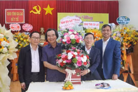 Lãnh đạo Báo Gia Lai thăm, chúc mừng các đơn vị y tế nhân ngày 27-2