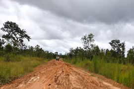 Nhiều tuyến đường vào các xã biên giới huyện Chư Prông bị lầy lội vào mùa mưa. Ảnh: Hà Duy