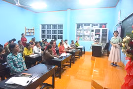 Lớp xóa mù chữ tại xã Ia Din, huyện Đức Cơ. Ảnh Hà Duy